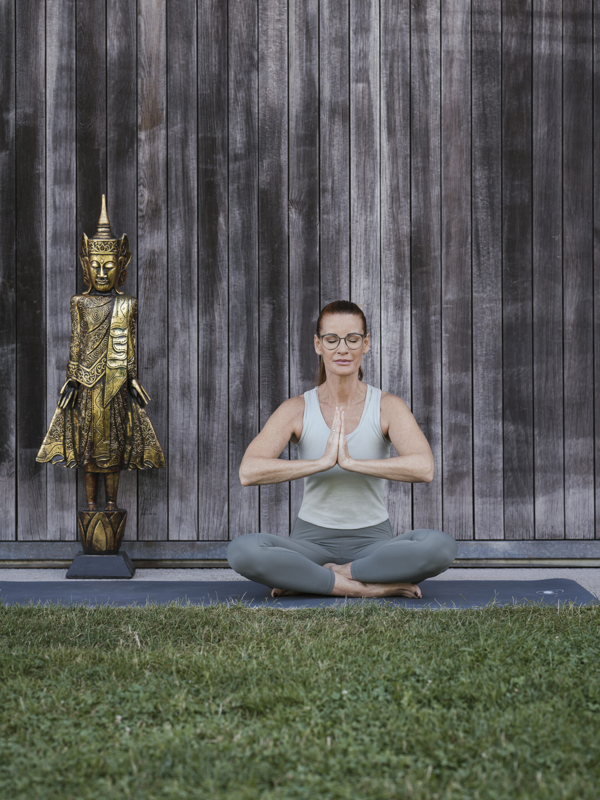 Hier sieht man Birgit, wie sie eine Yoga Pose ausführt.