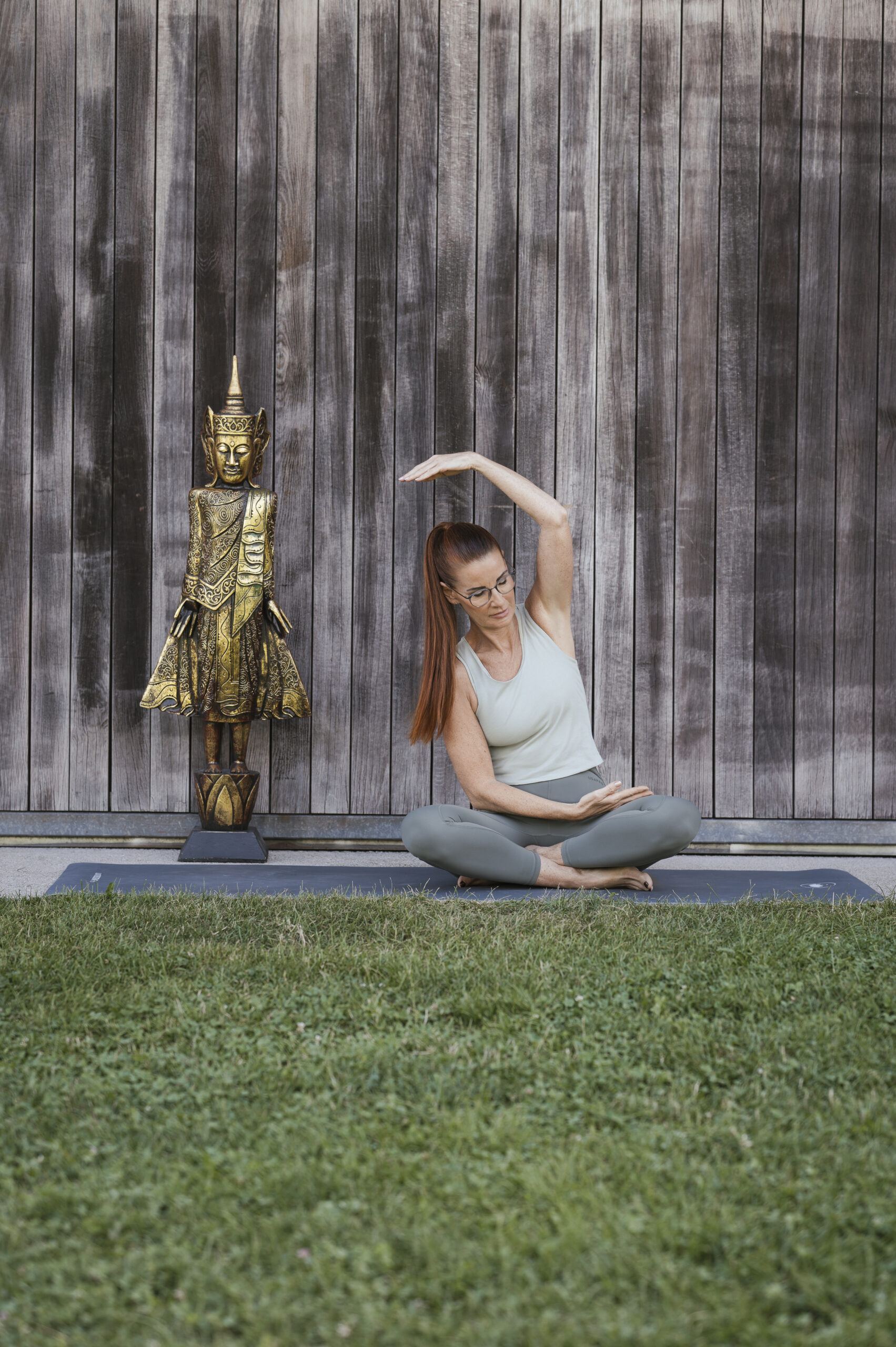 Hier sieht man Birgit, wie sie eine Yoga Pose ausführt.